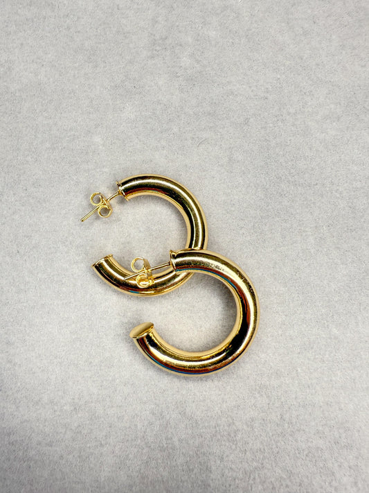 Argola Dourada Média Tubular – Estilo e Elegância no Seu Dia a Dia