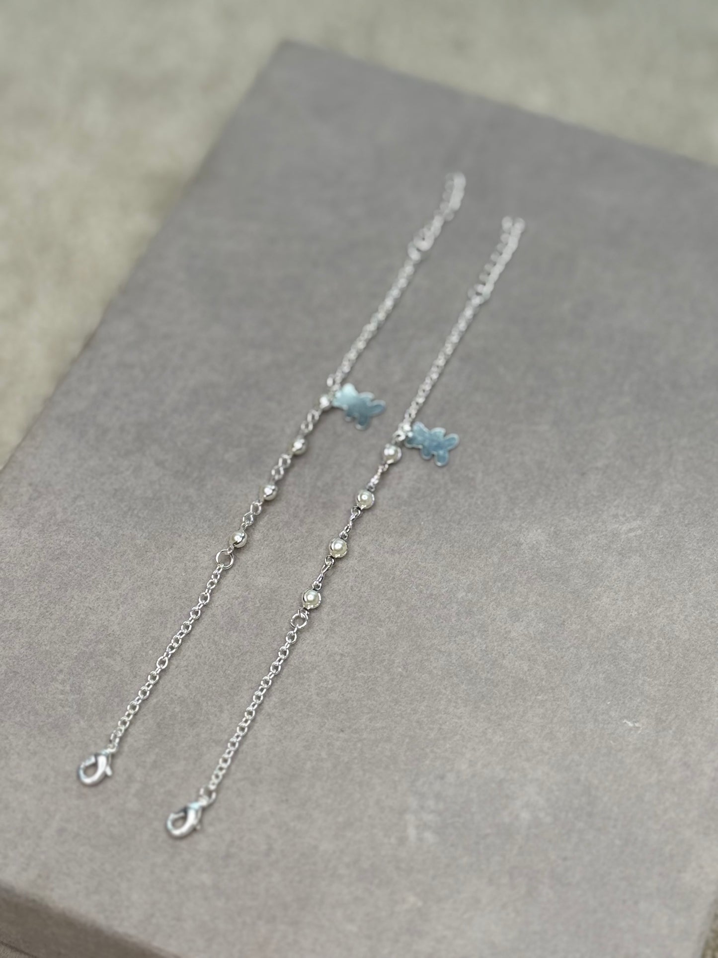 Pulseira Infantil Prata com Pérolas e ursinho – Delicadeza e Charme