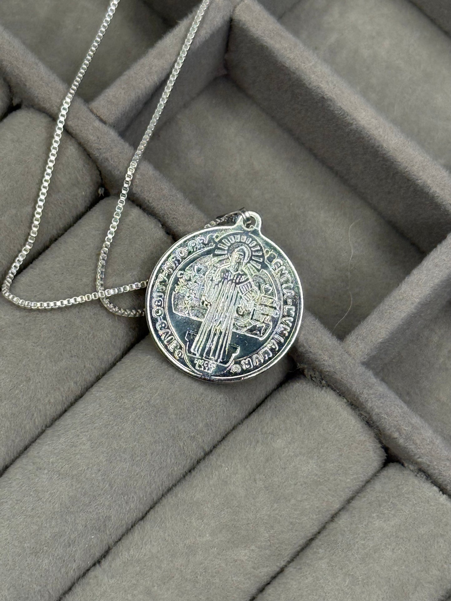 Colar Medalha Religiosa São Bento – Banhado em Prata 925