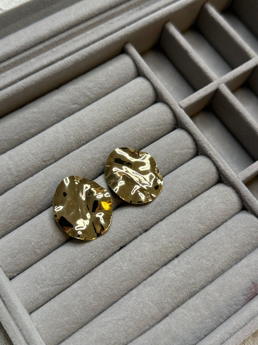 Brinco Folha Dourada Texturizada – Elegância e Estilo