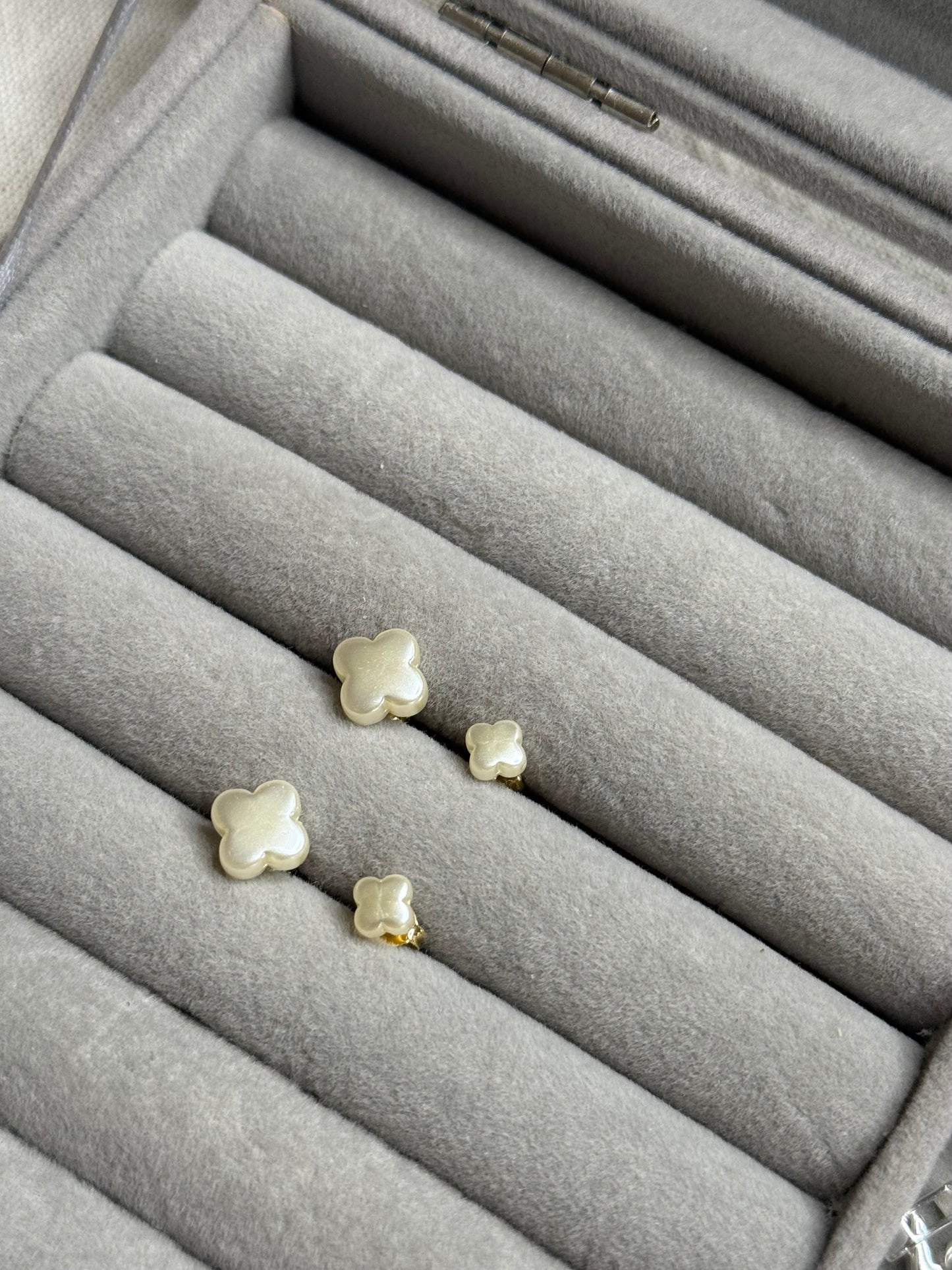 Brinco Trevo Madrepérola – Banhado a Ouro 18K