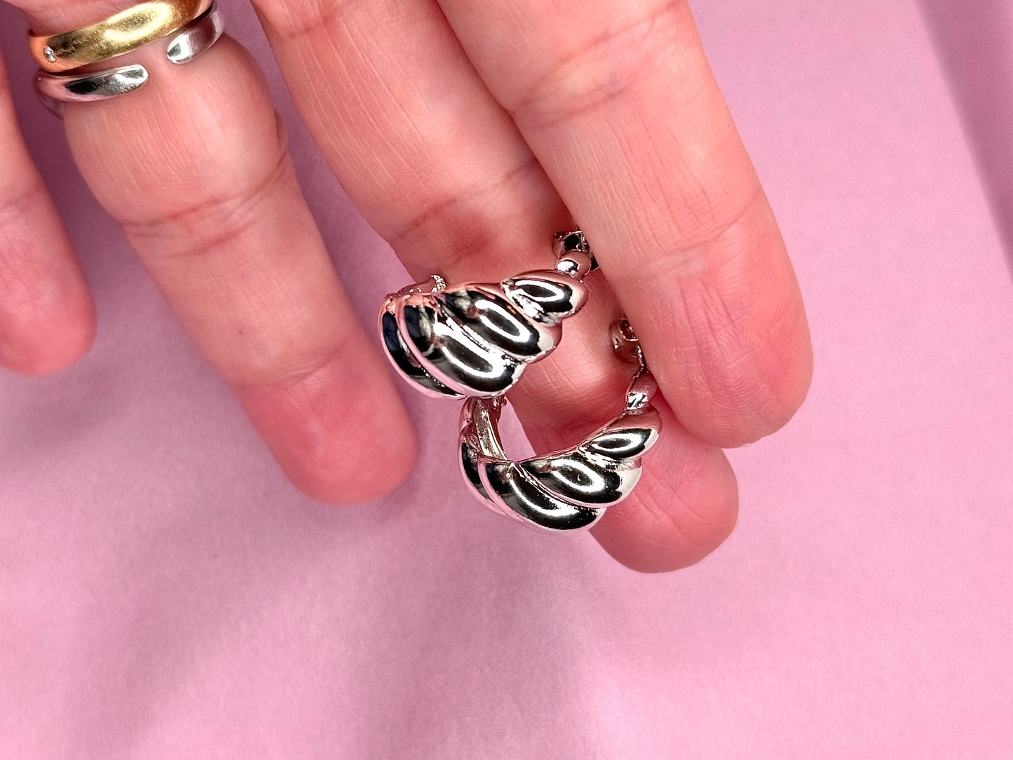 Argola Torcida Banhada a Ouro 18k – Clássica e Elegante