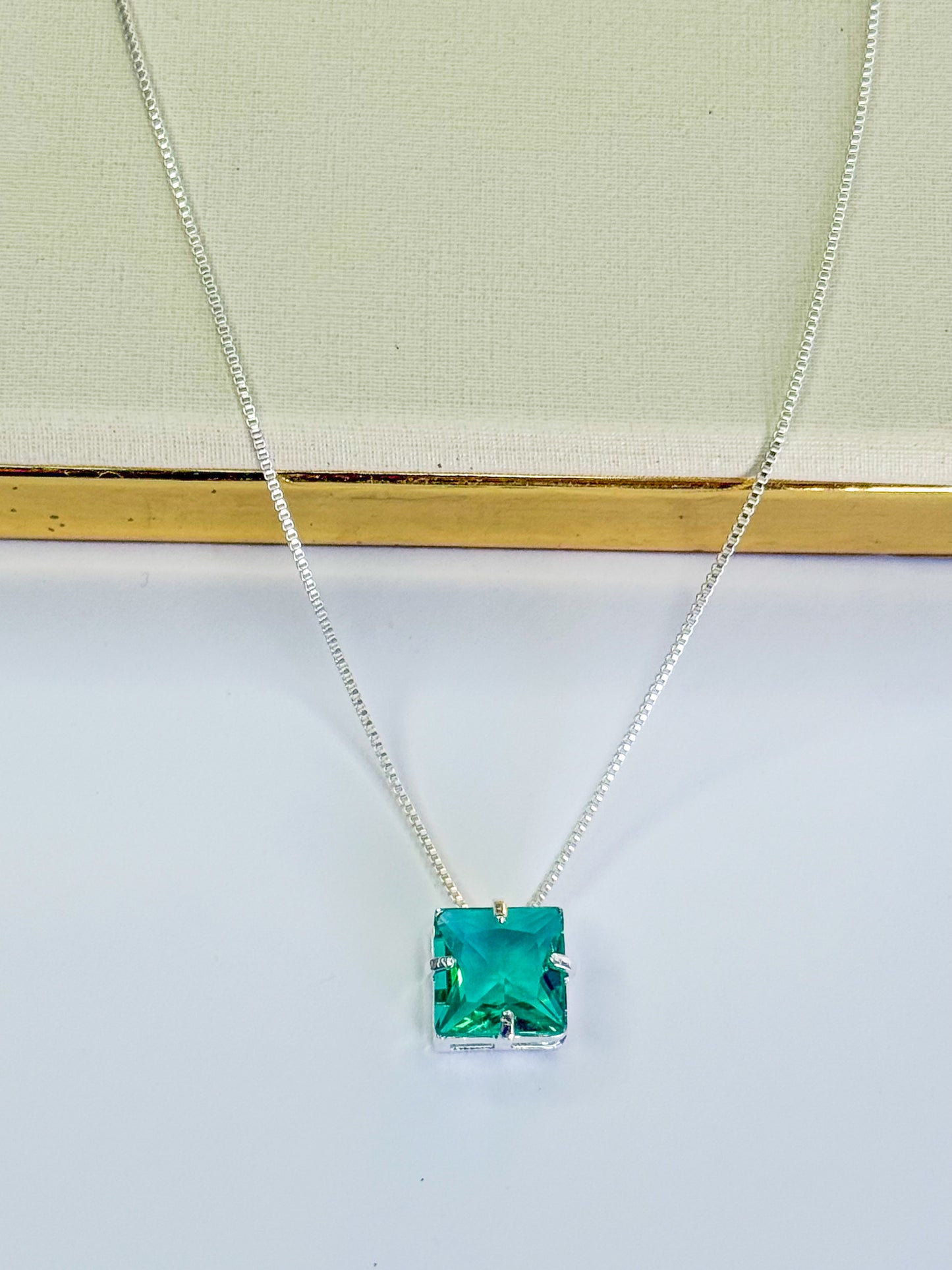 Conjunto de colar com brinco de semijoias com pedras de esmeraldas quadrada