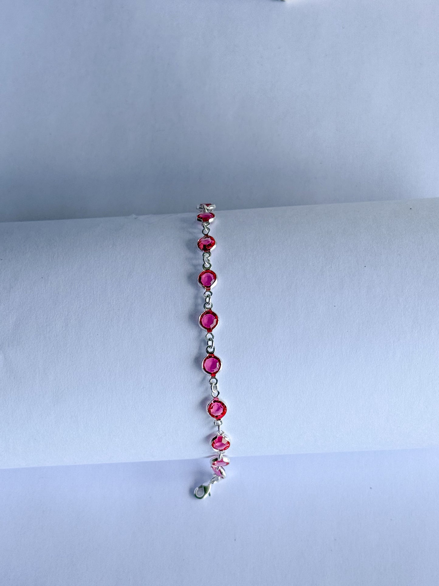 Pulseira com zircônia rosa folheada a prata