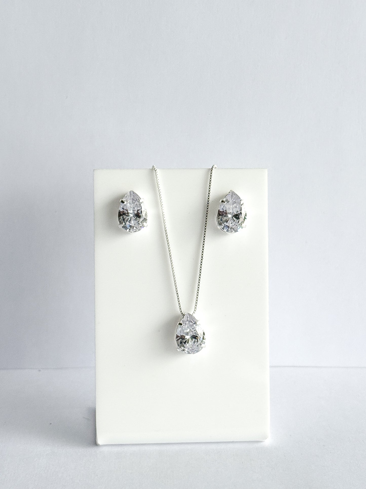 Conjunto de semijoias com pedra de zircĂ´nia formato gota