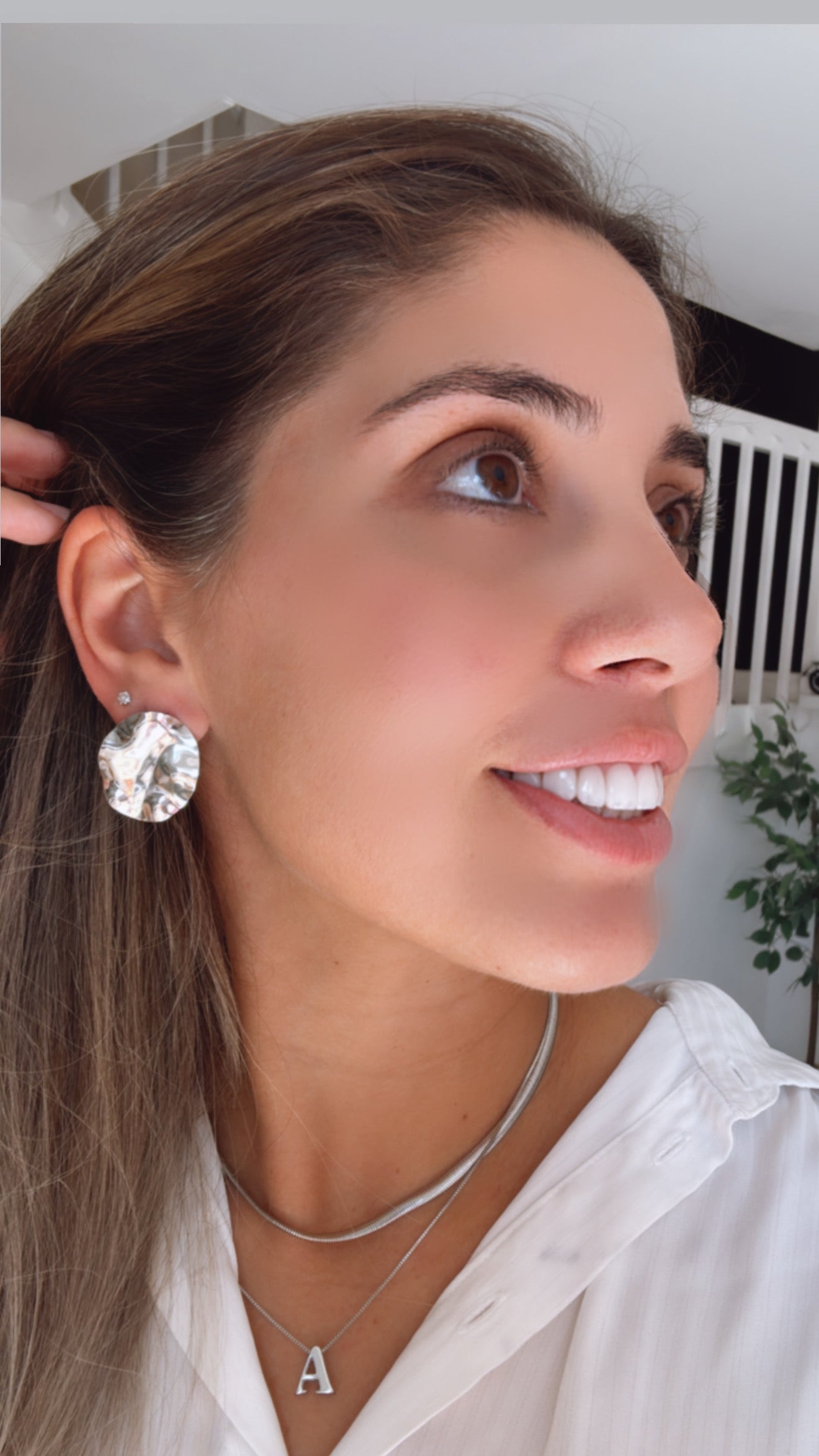 Brinco Folha Dourada Texturizada – Elegância e Estilo