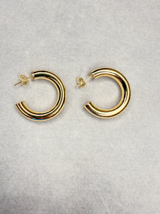 Argola Dourada Média Tubular – Estilo e Elegância no Seu Dia a Dia