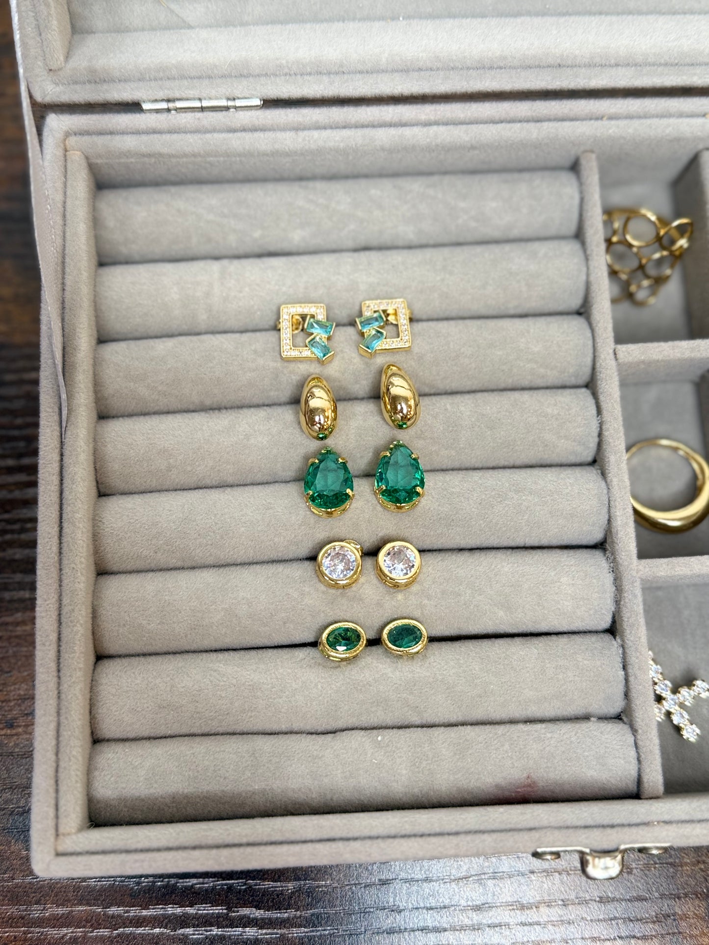 Kit com 5 Pares de Brincos Banhados a Ouro 18K – Delicadeza e Versatilidade em Cada Detalhe