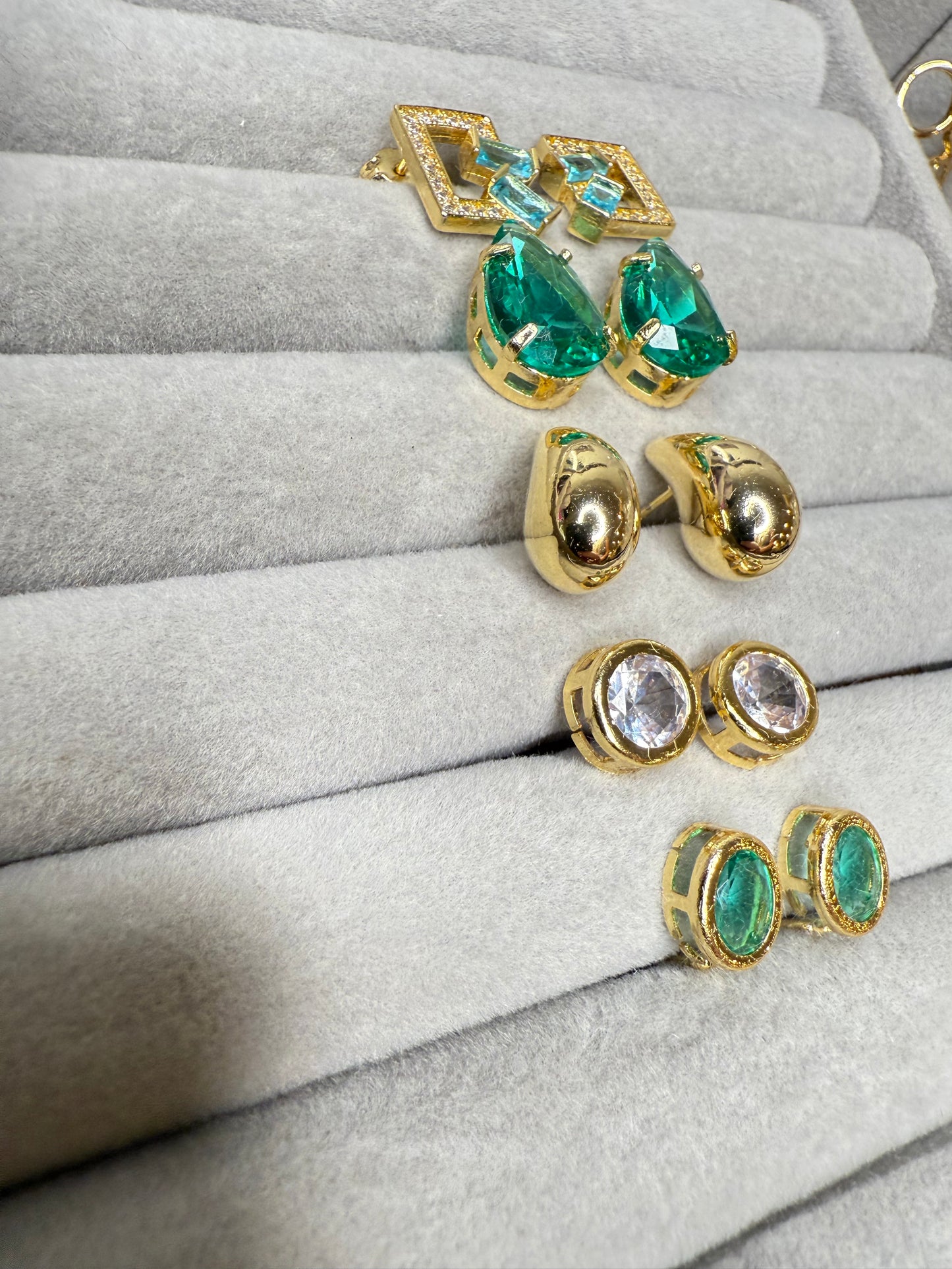 Kit com 5 Pares de Brincos Banhados a Ouro 18K – Delicadeza e Versatilidade em Cada Detalhe