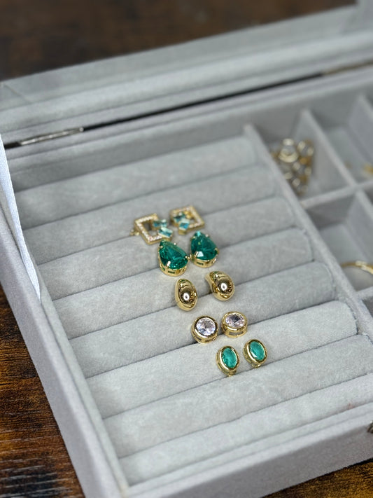 Kit com 5 Pares de Brincos Banhados a Ouro 18K – Delicadeza e Versatilidade em Cada Detalhe