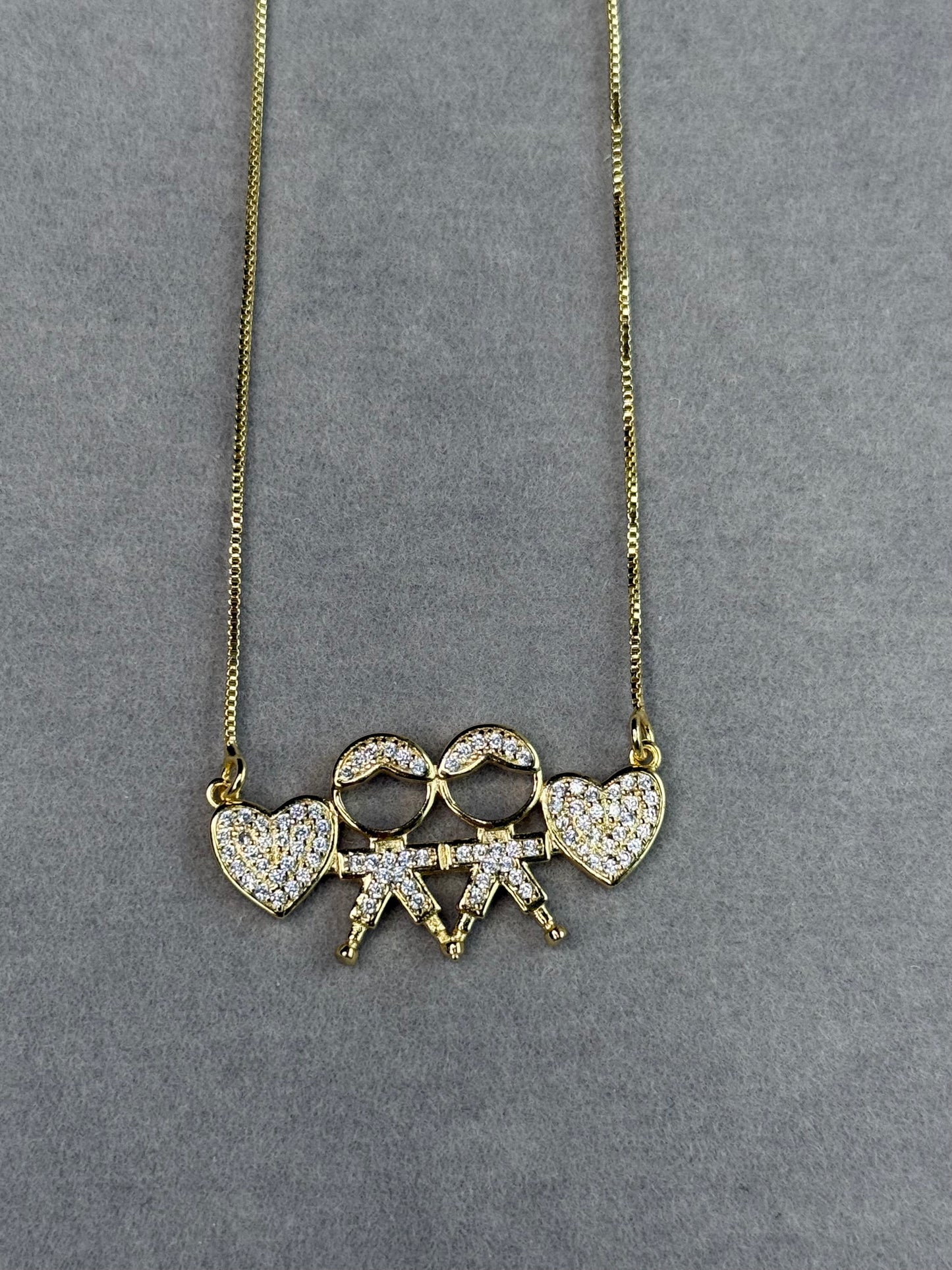 Colar Mãe com Dois Filhos – Banhado a Ouro 18k com Zircônias