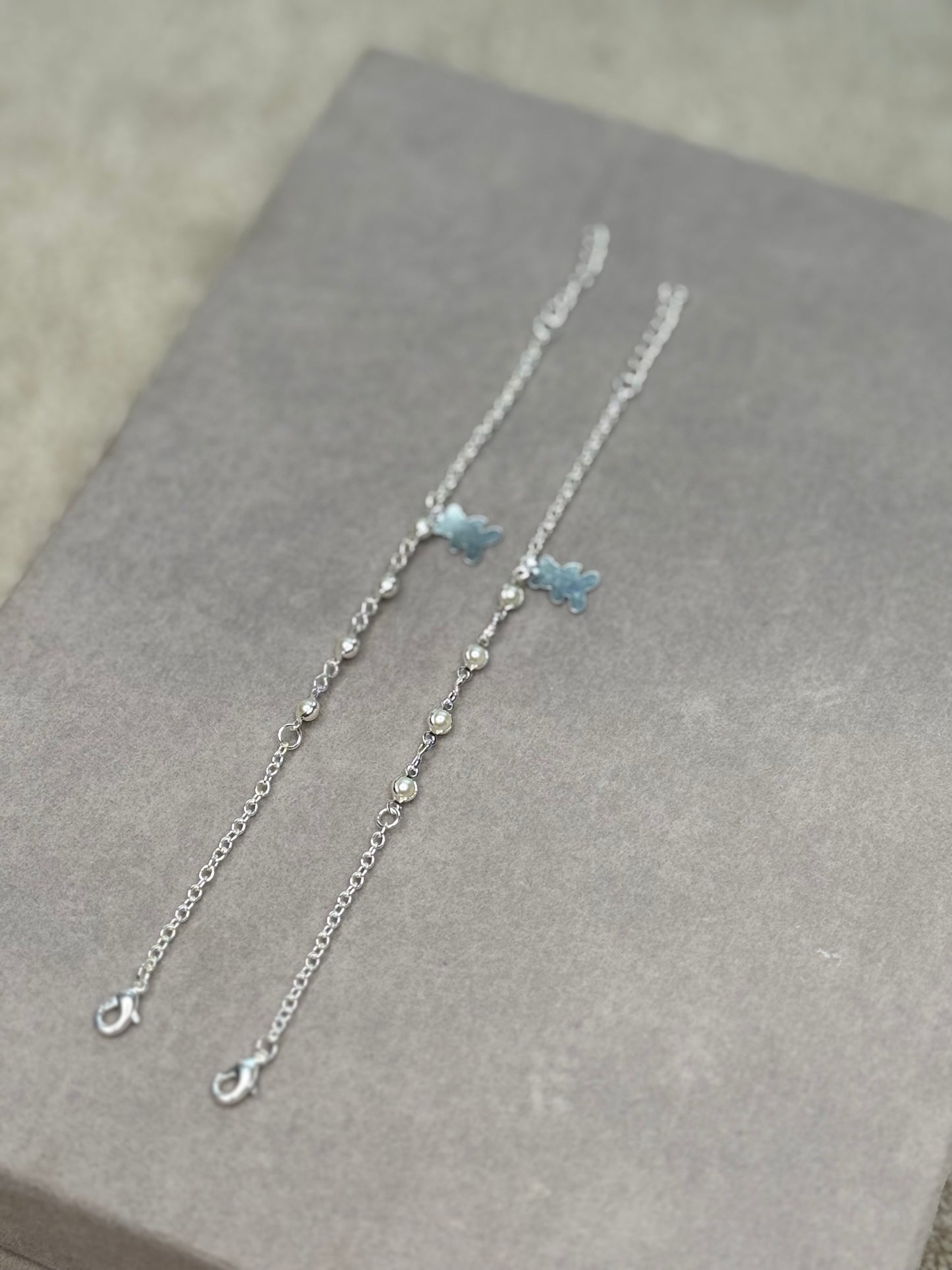 Pulseira Infantil Prata com Pérolas e ursinho – Delicadeza e Charme