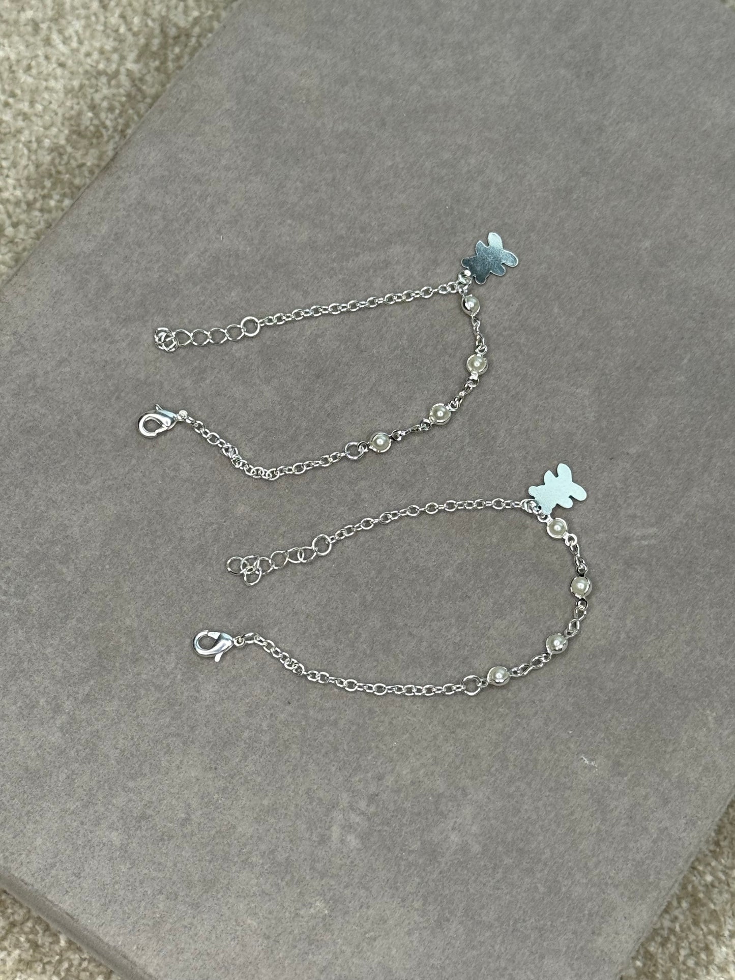 Pulseira Infantil Prata com Pérolas e ursinho – Delicadeza e Charme