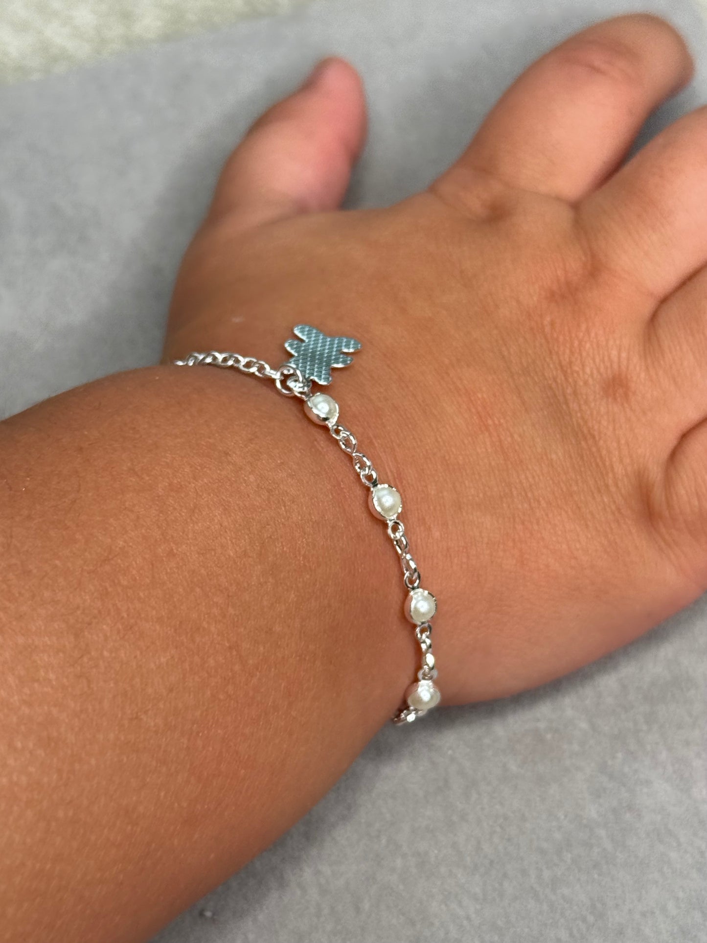 Pulseira Infantil Prata com Pérolas e ursinho – Delicadeza e Charme