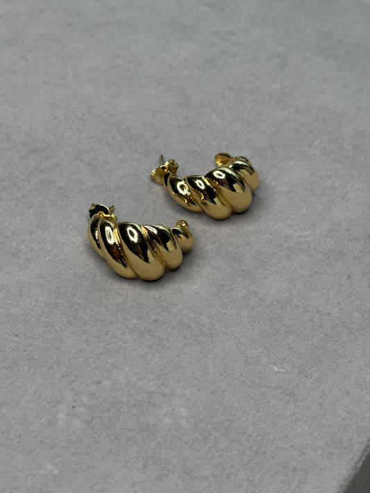 Argola Torcida Banhada a Ouro 18k – Clássica e Elegante