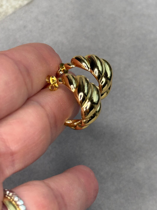 Argola Torcida Banhada a Ouro 18k – Clássica e Elegante