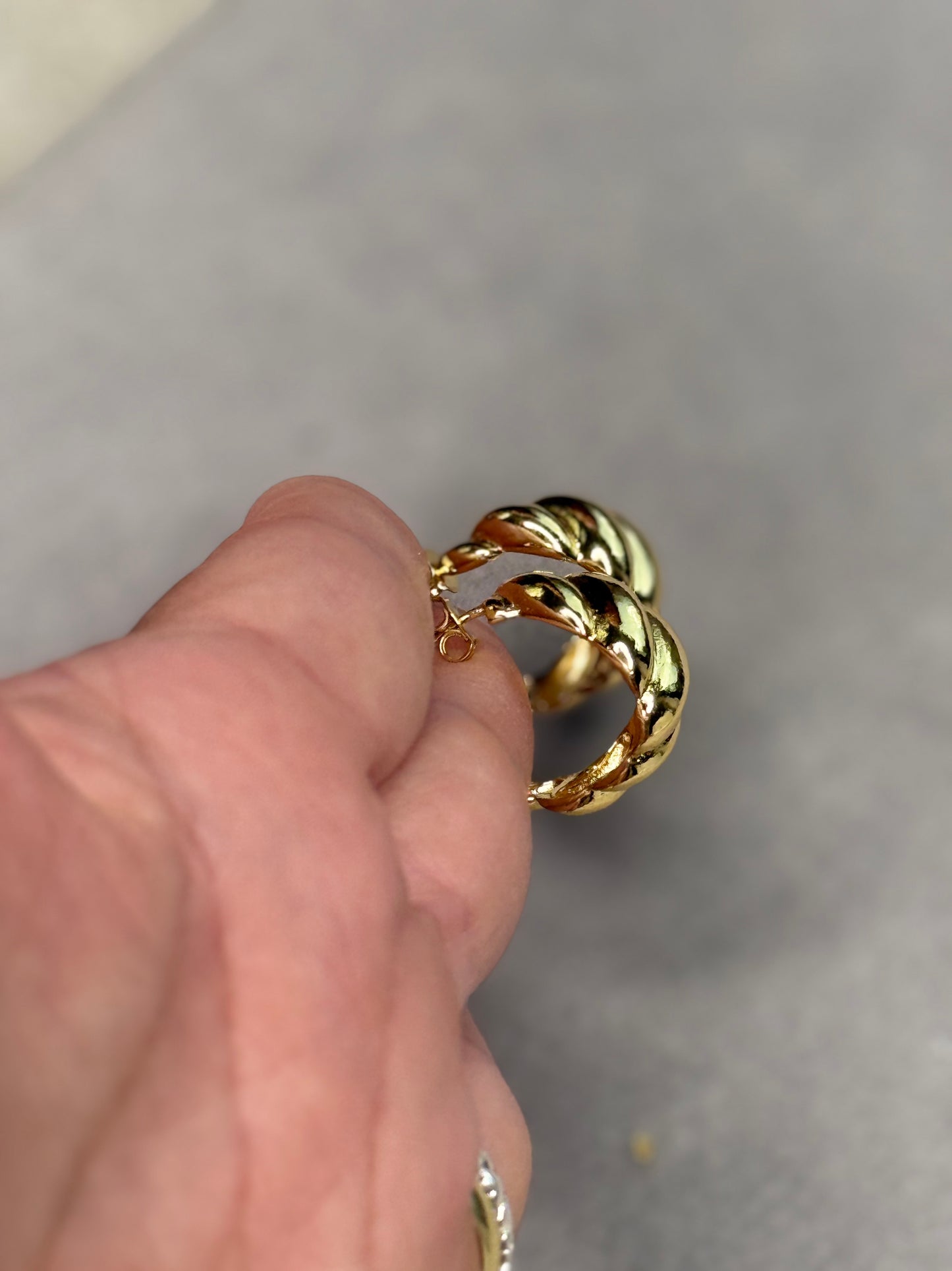 Argola Torcida Banhada a Ouro 18k – Clássica e Elegante
