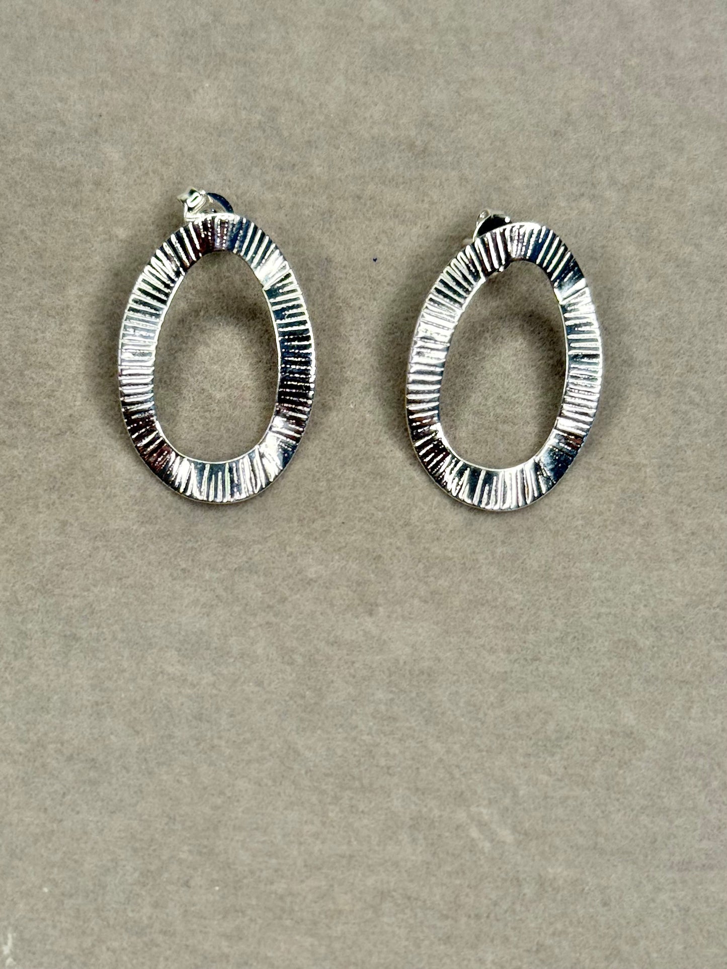Brinco Oval Texturizado Vazado – Banhado em Prata 925