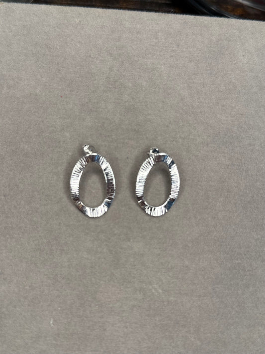 Brinco Oval Texturizado Vazado – Banhado em Prata 925