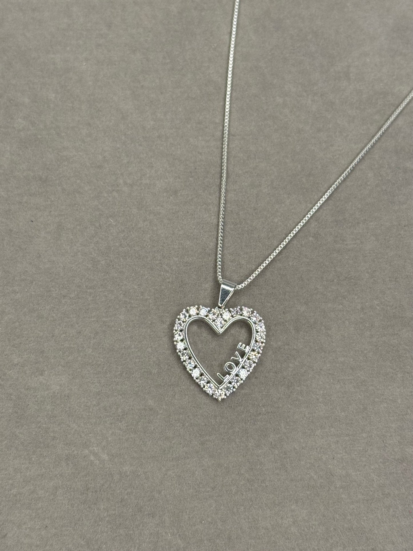 Colar Coração Cravejado com Palavra LOVE – Banhado em Prata 925