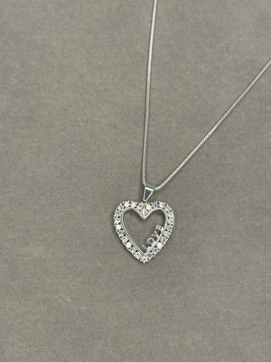 Colar Coração Cravejado com Palavra LOVE – Banhado em Prata 925