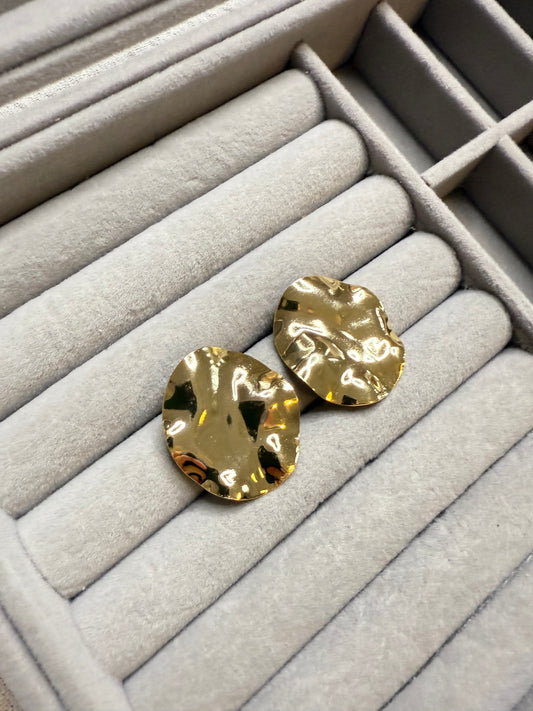 Brinco Folha Dourada Texturizada – Elegância e Estilo