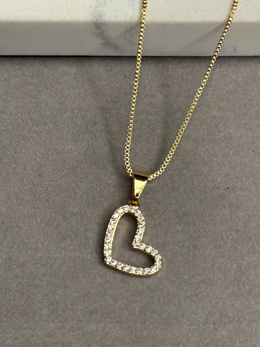 Colar Coração Vazado com Zircônias – Banho Ouro 18K