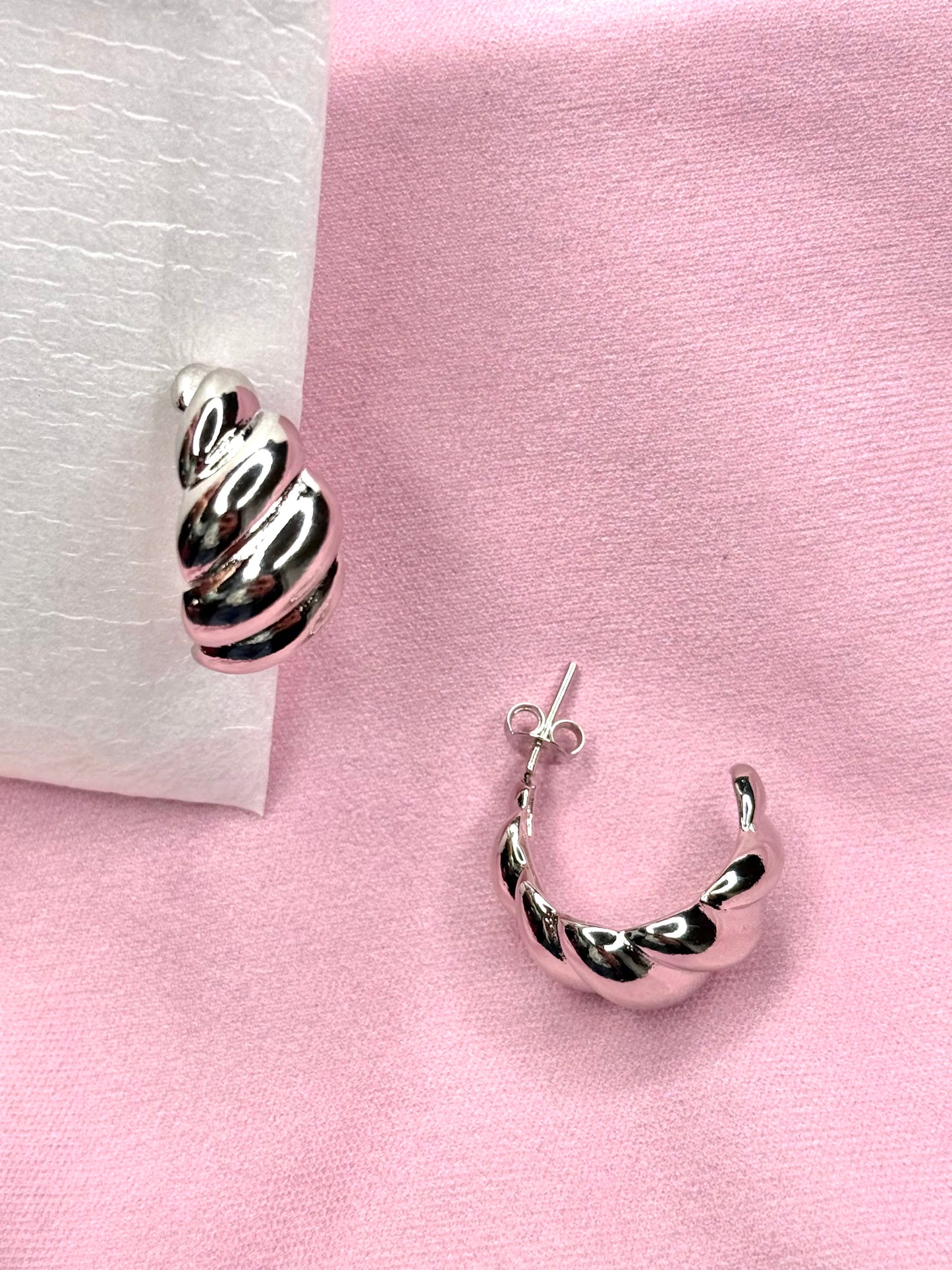 Argola Torcida Banhada a Ouro 18k – Clássica e Elegante