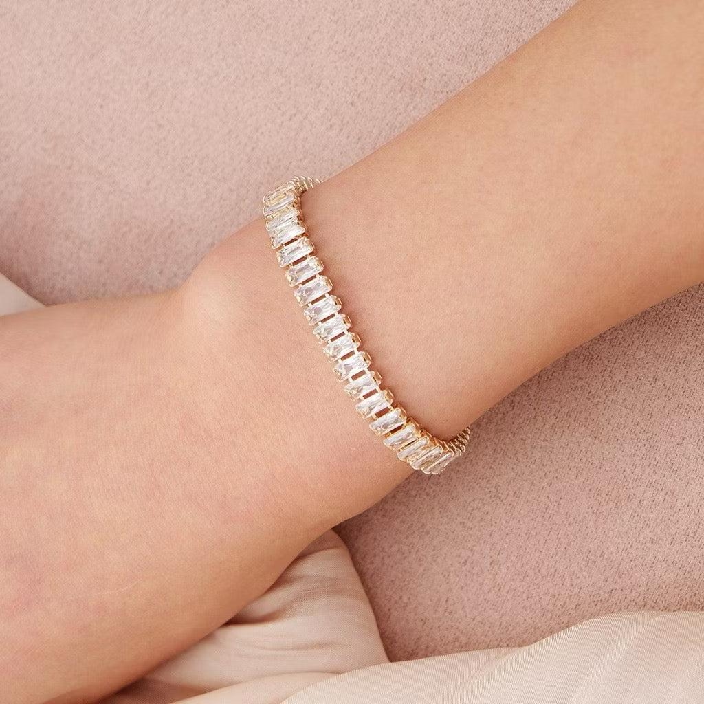Pulseira Riviera Baguete Luxo Banhada a Ouro 18K – Brilho Elegante e Sofisticado