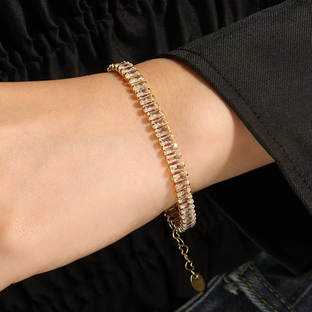 Pulseira Riviera Baguete Luxo Banhada a Ouro 18K – Brilho Elegante e Sofisticado