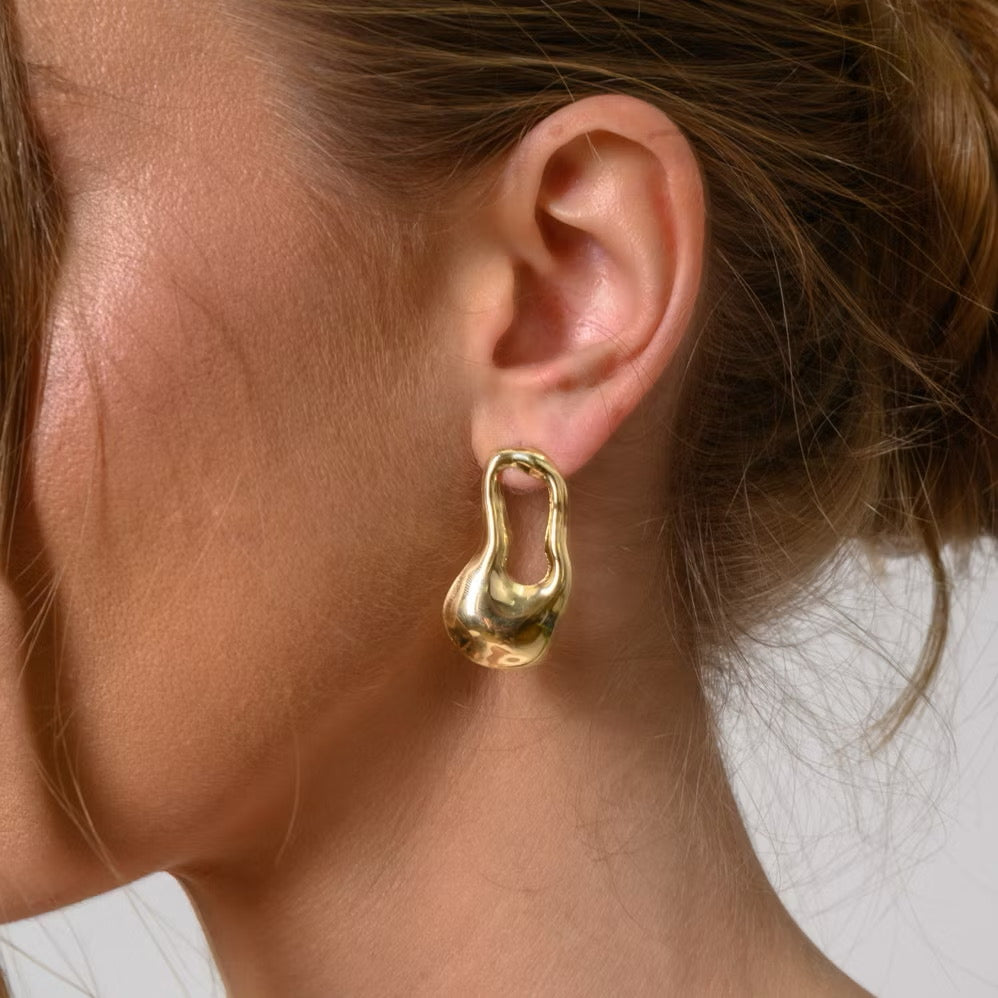 Brinco Gota Orgânica Banhado a Ouro 18k – Design Moderno e Elegante