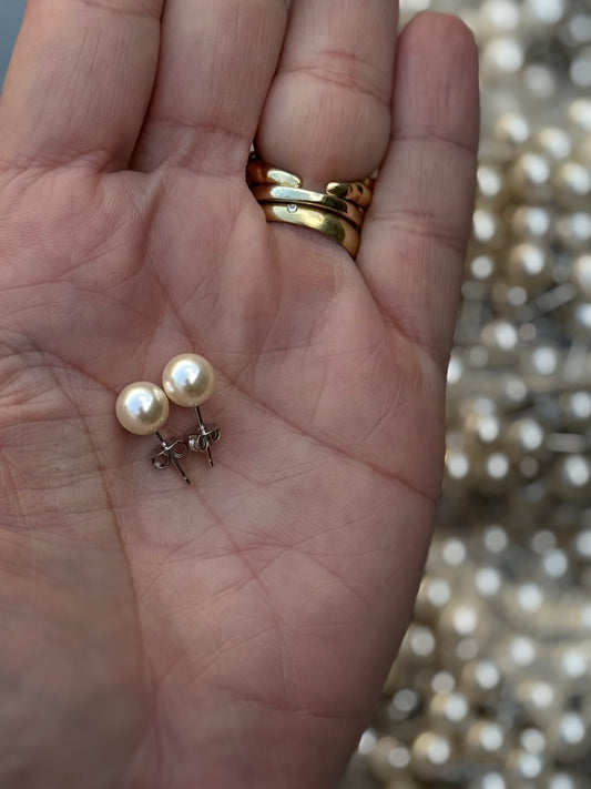 Brinco Clássico de Pérola com Pino – Banhado a Ouro ou Prata