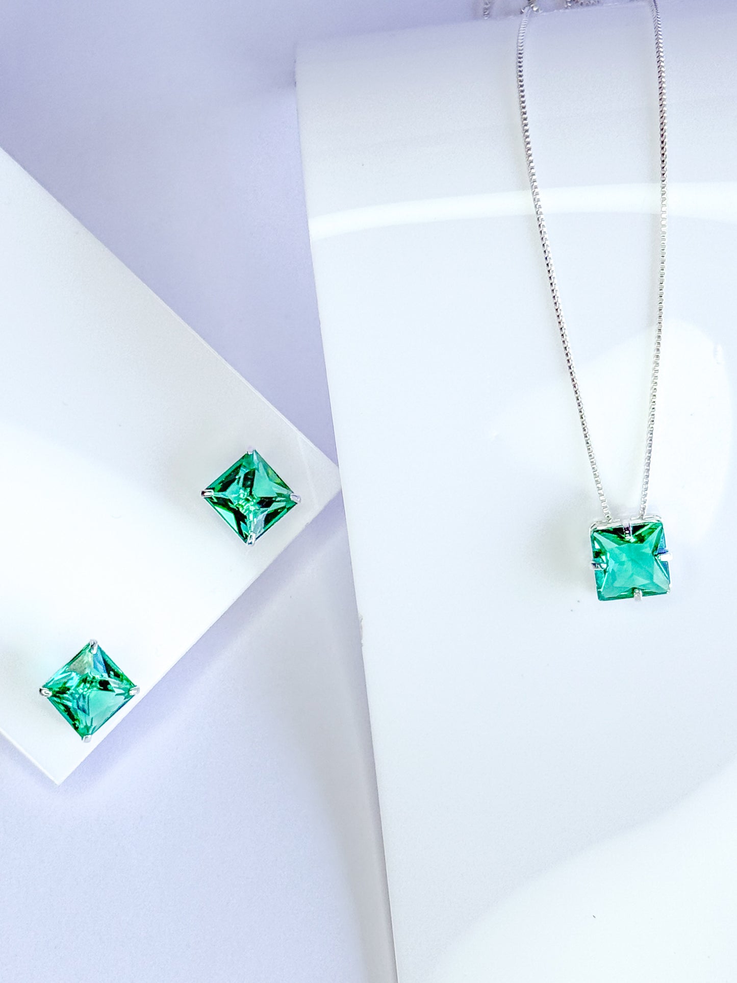 Conjunto de colar com brinco de semijoias com pedras de esmeraldas quadrada