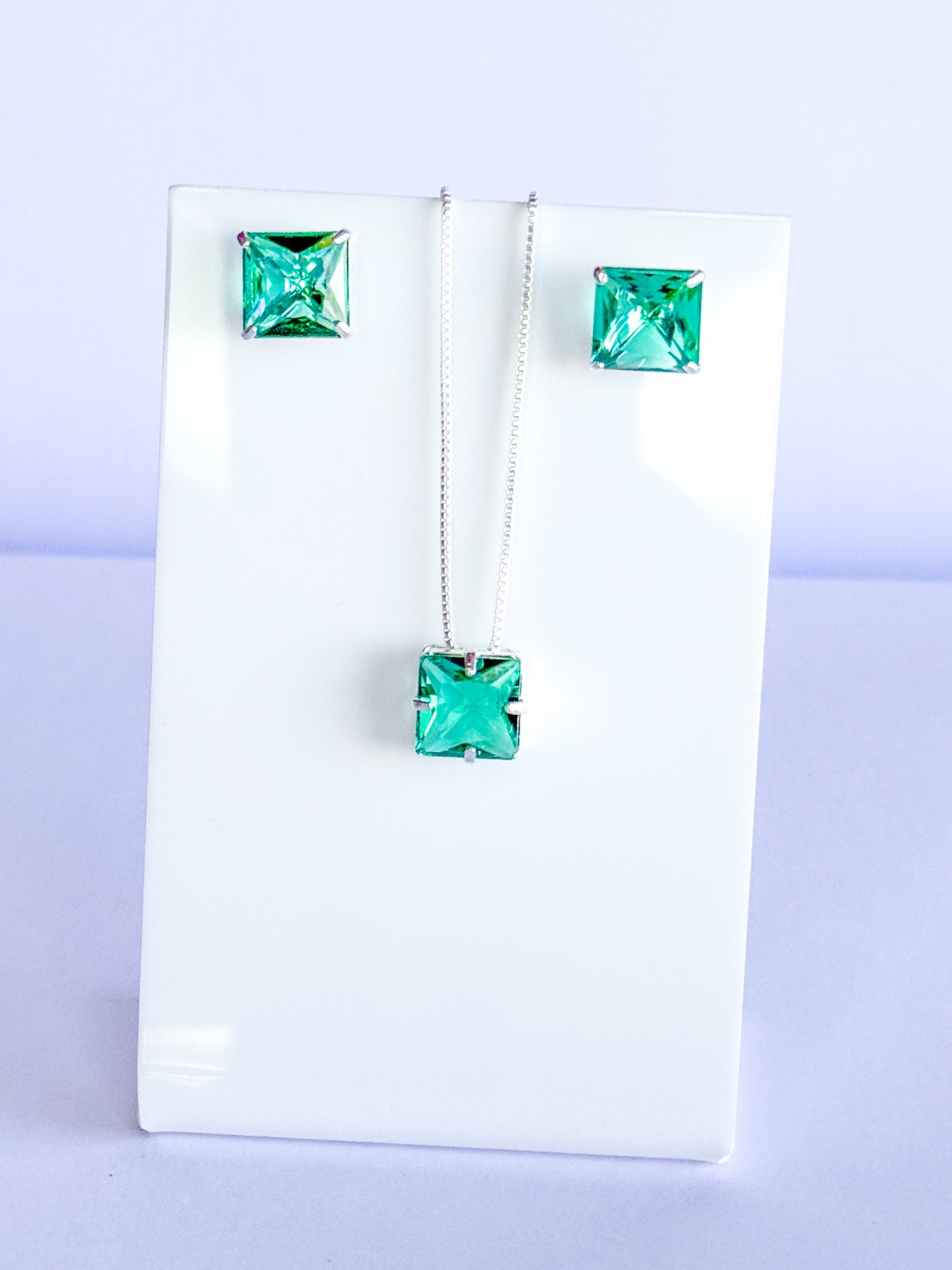 Conjunto de colar com brinco de semijoias com pedras de esmeraldas quadrada