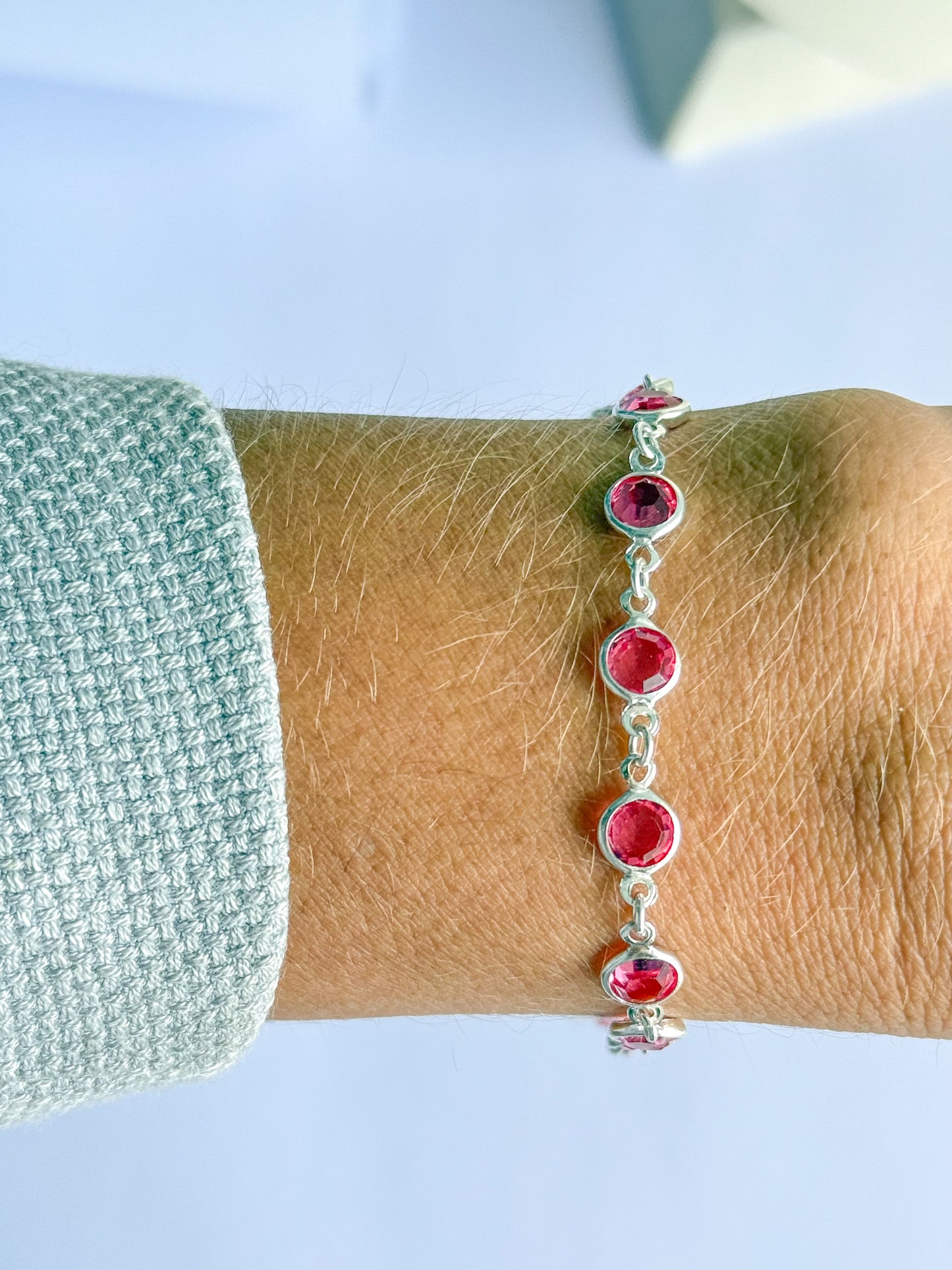 Pulseira com zircônia rosa folheada a prata