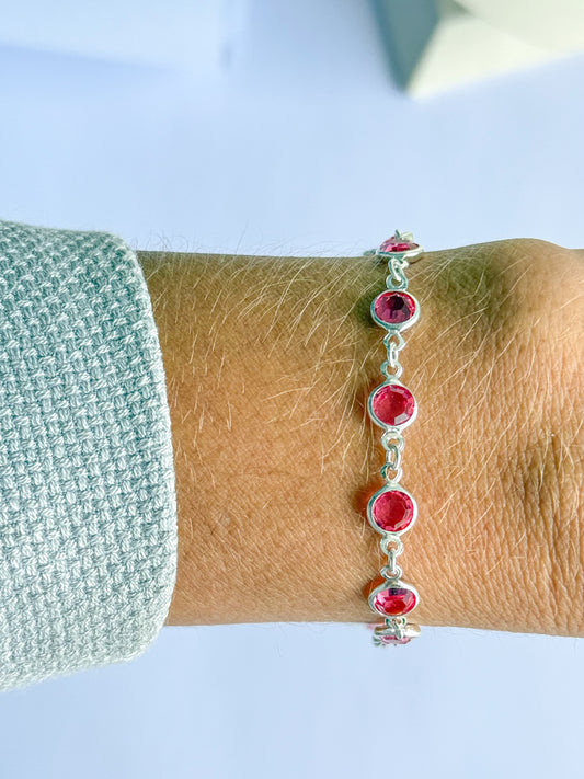 Pulseira com zircônia rosa folheada a prata