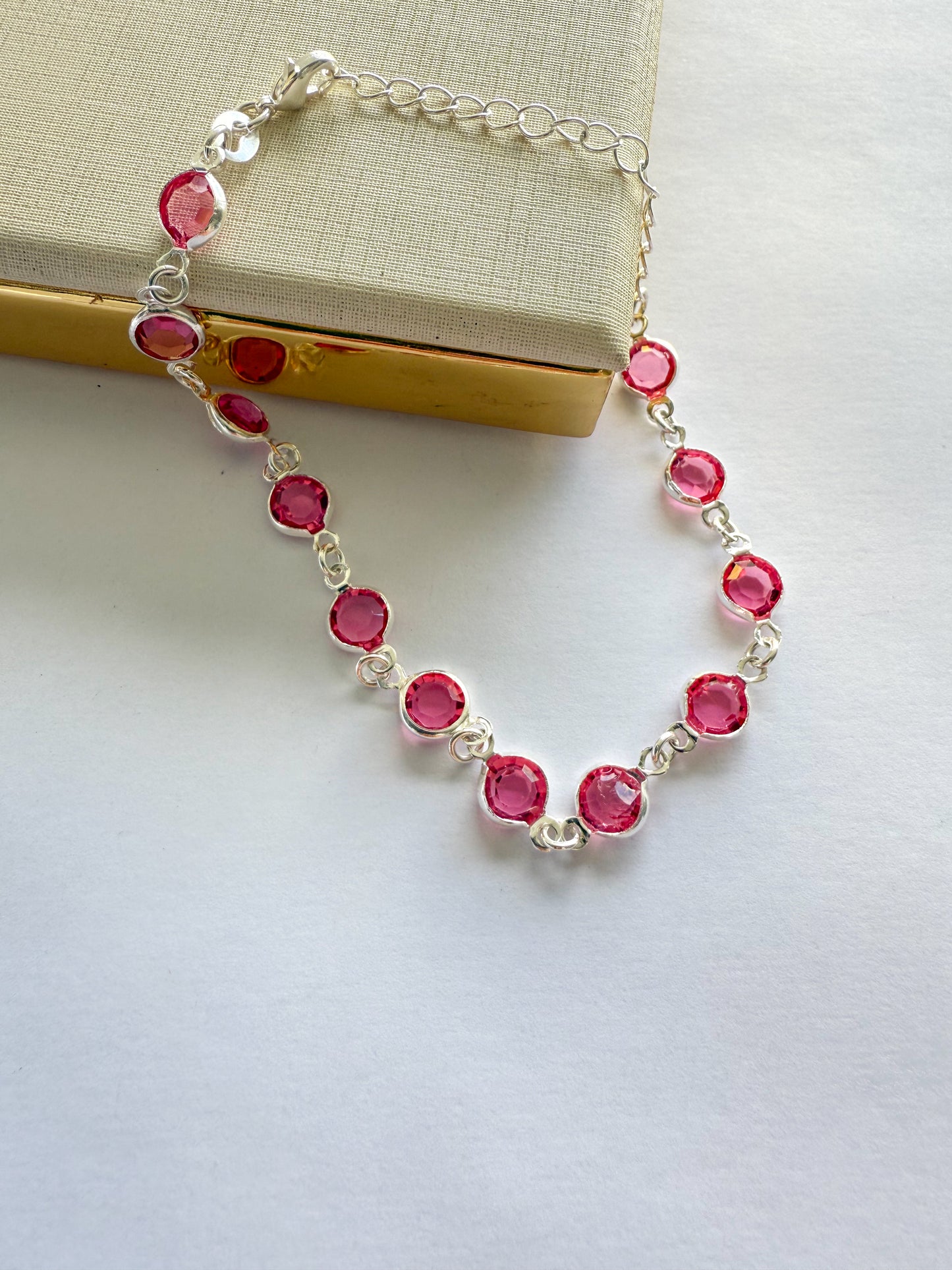 Pulseira com zircônia rosa folheada a prata