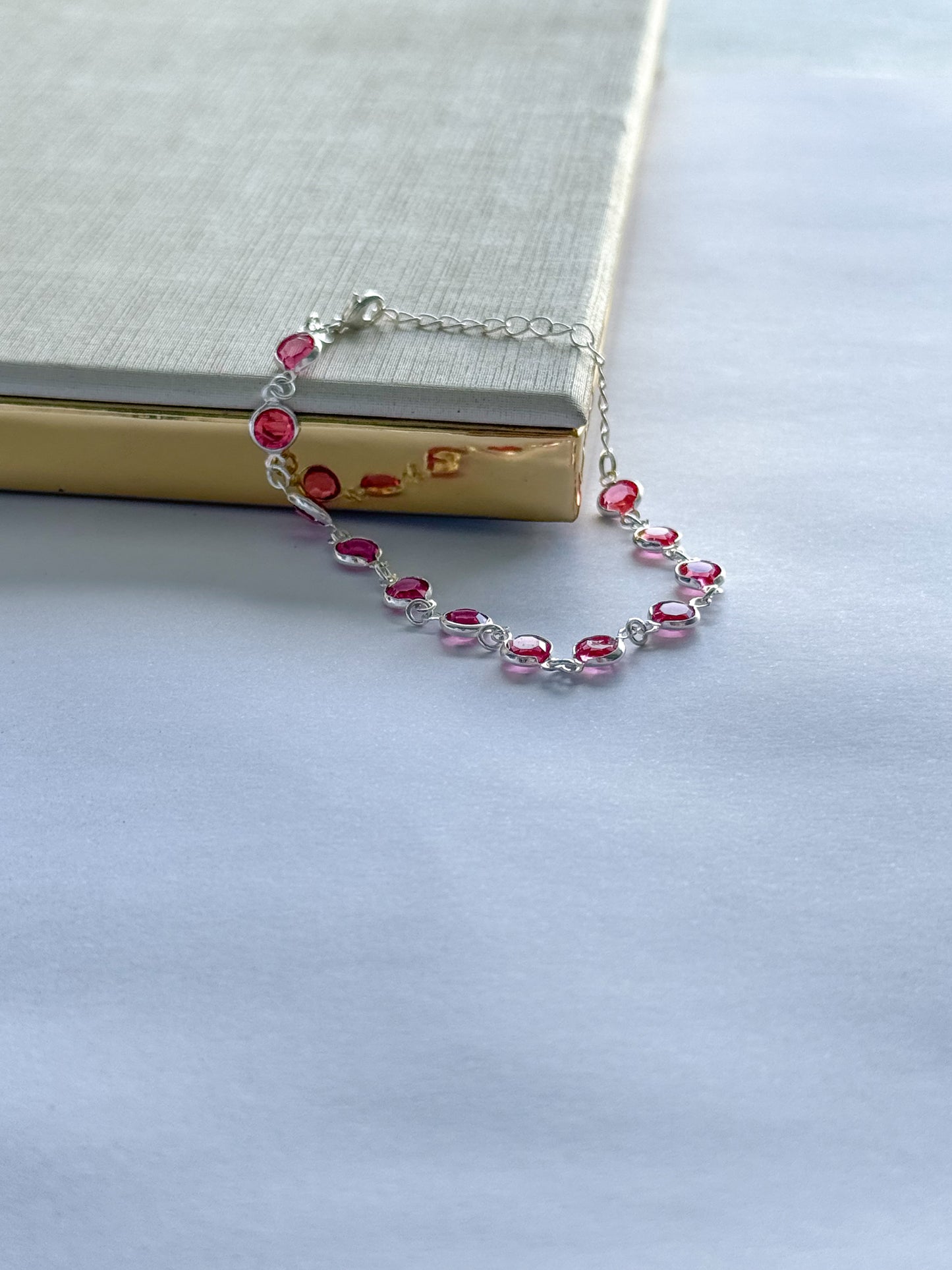 Pulseira com zircônia rosa folheada a prata