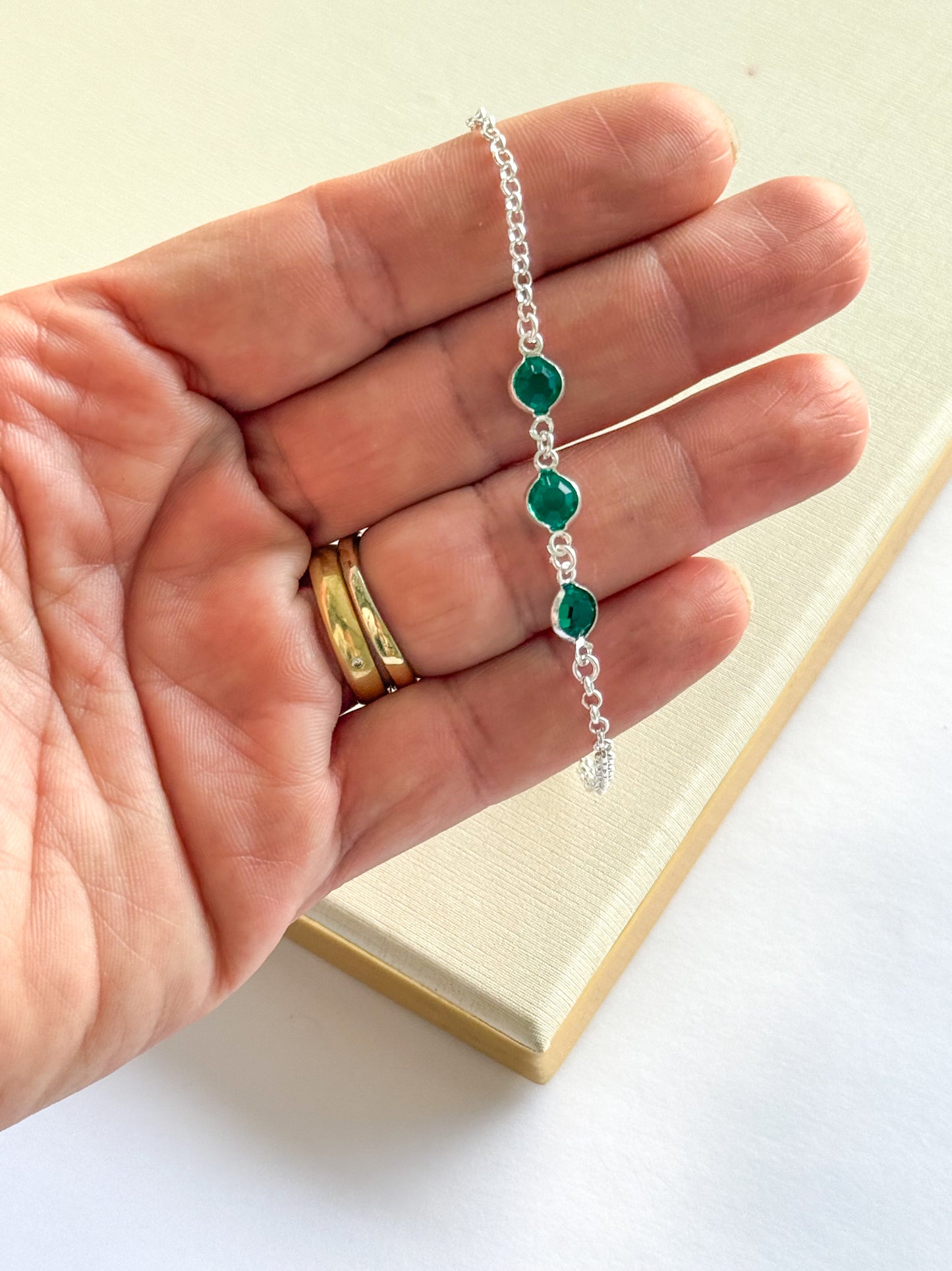 Pulseira com zircônia verde esmeralda folheada a prata