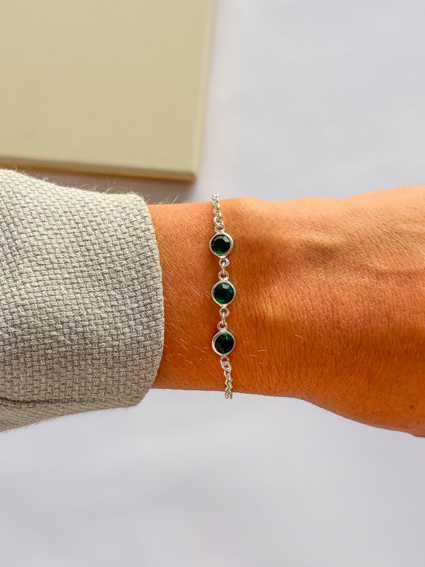 Pulseira com zircônia verde esmeralda folheada a prata