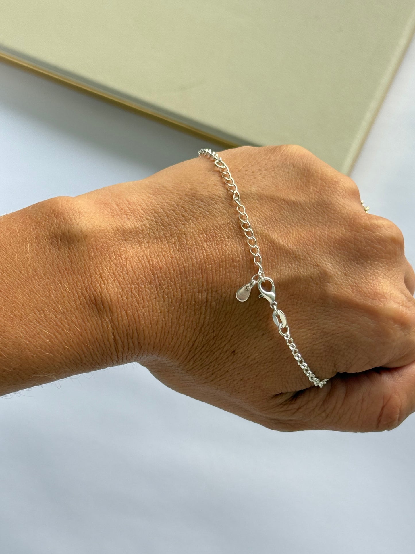 Pulseira com zircônia verde esmeralda folheada a prata