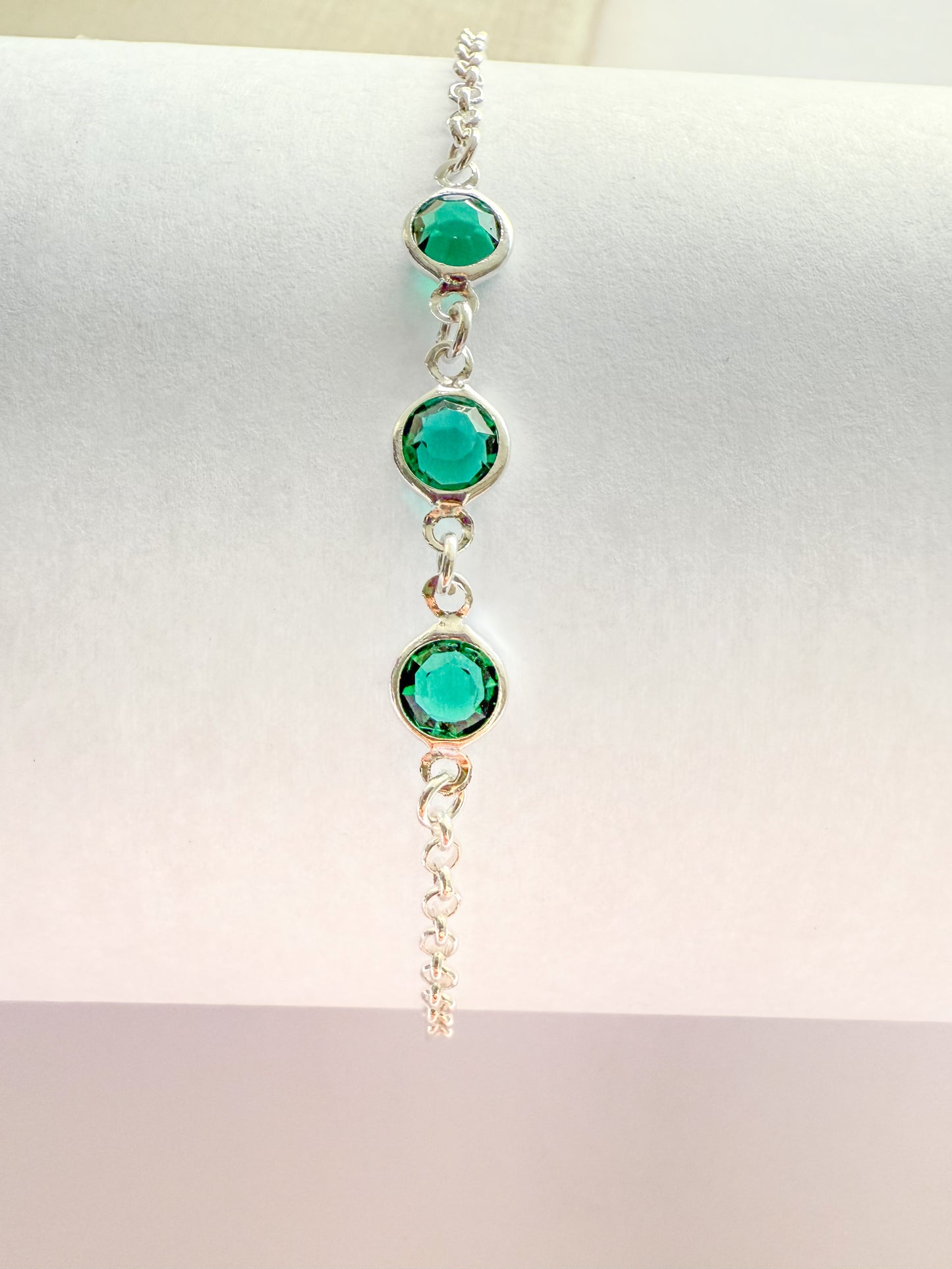 Pulseira com zircônia verde esmeralda folheada a prata