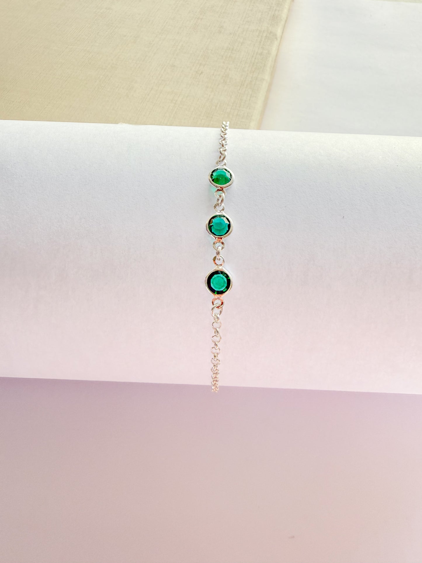 Pulseira com zircônia verde esmeralda folheada a prata