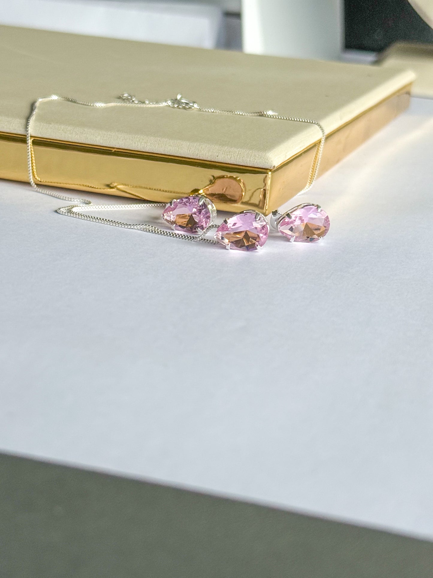 Conjunto de semijoias com pedra de zircônia formato gota