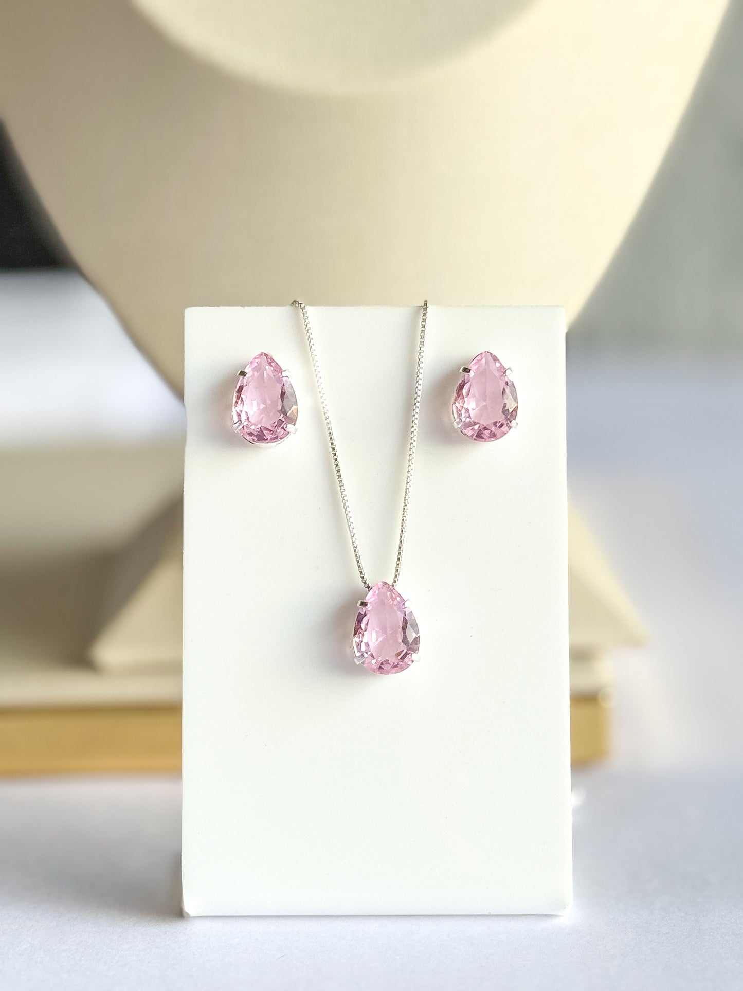 Conjunto de semijoias com pedra de zircônia formato gota
