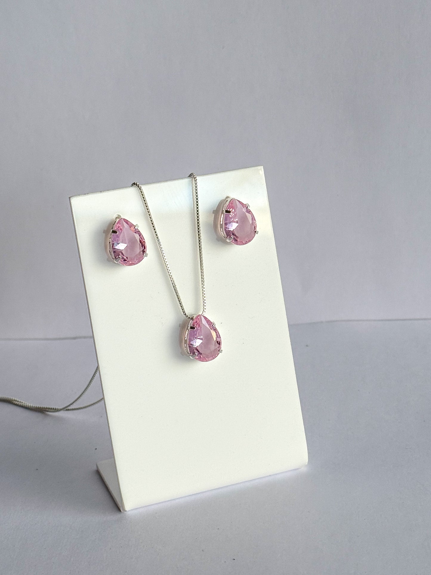 Conjunto de semijoias com pedra de zircônia formato gota