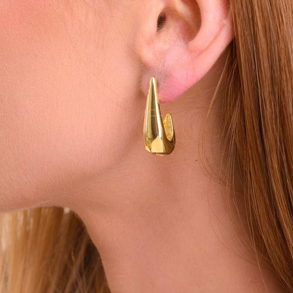 Brinco Gota Banhado a Ouro 18K – Design Moderno e Elegante